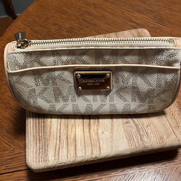 Michael Kors tote bag/purse with makeup/accessory pouch. - Picture 5 of 7